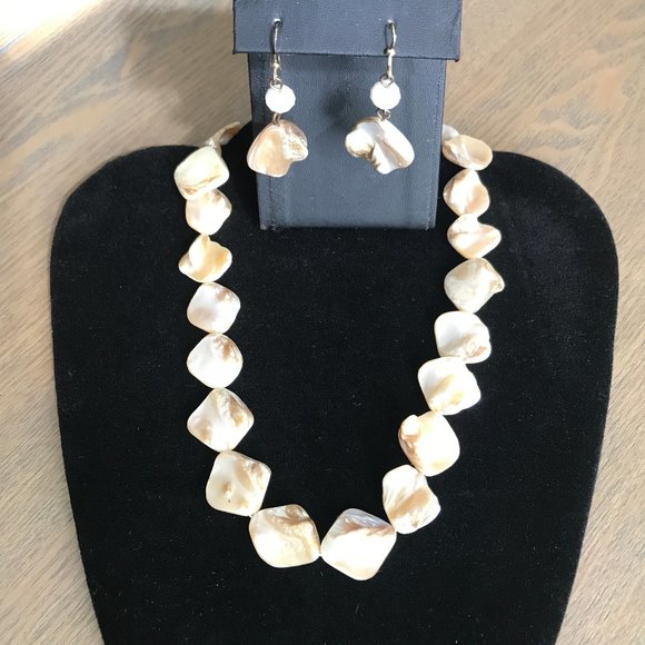🌸 Necklace & Earring Set – Thick Shell – Like New - Picture 8 of 12
